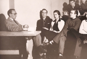 Sanford Meisner (left) teaching at the Neighborhood Playhouse, 1957 / risabg.com